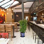 Modern Comforts 2 Bd Flat - Sleeps 5