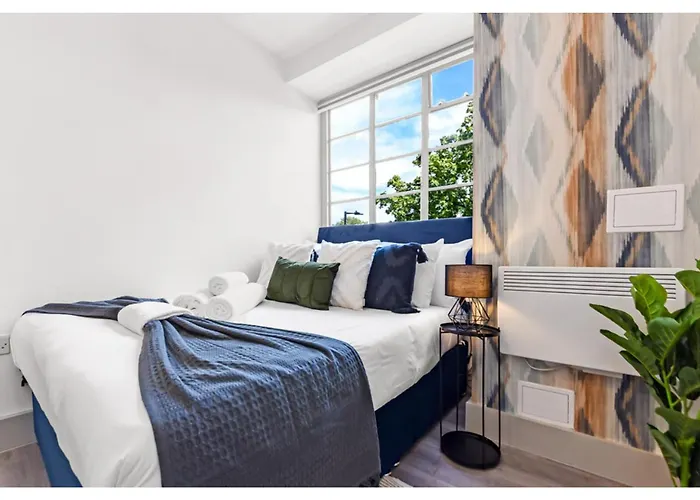 Modern Comforts 2 Bd Flat - Sleeps 5