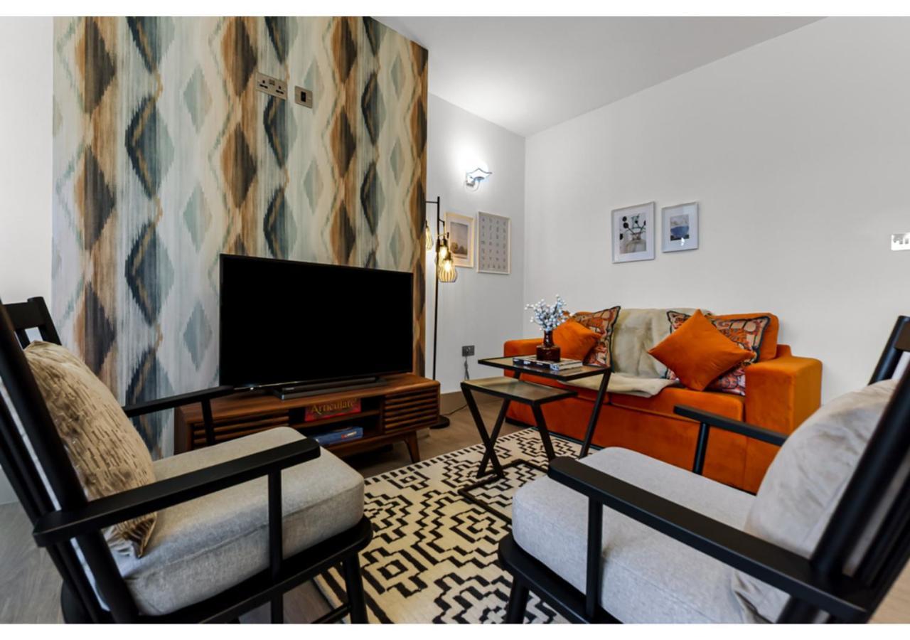 Modern Comforts 2 Bd Flat - Sleeps 5 *