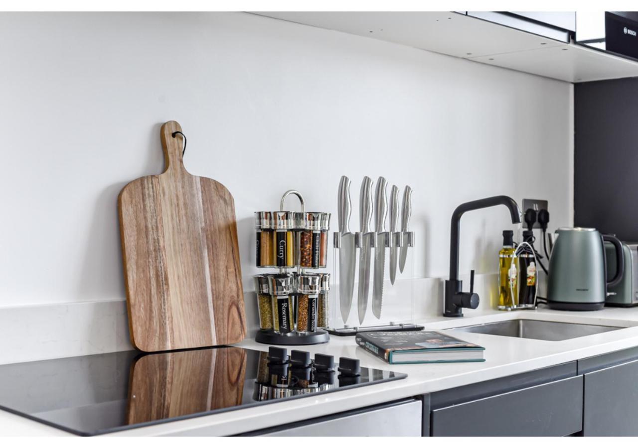 Modern Comforts 2 Bd Flat - Sleeps 5 *